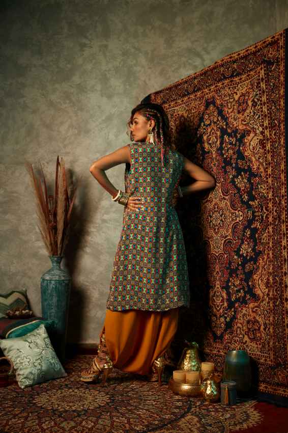 Small Square Sleeveless Long Jacket image 2