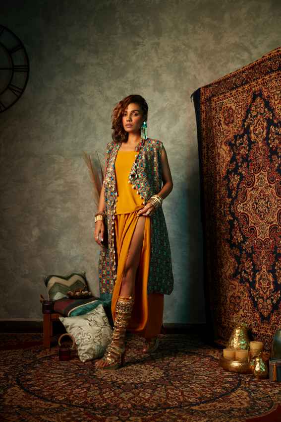 Small Square Sleeveless Long Jacket image 1